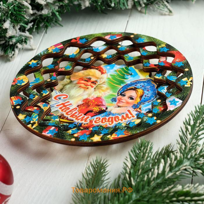 Тарелка сувенирная деревянная "Новогодний. Дед Мороз и Снегурочка", цветной